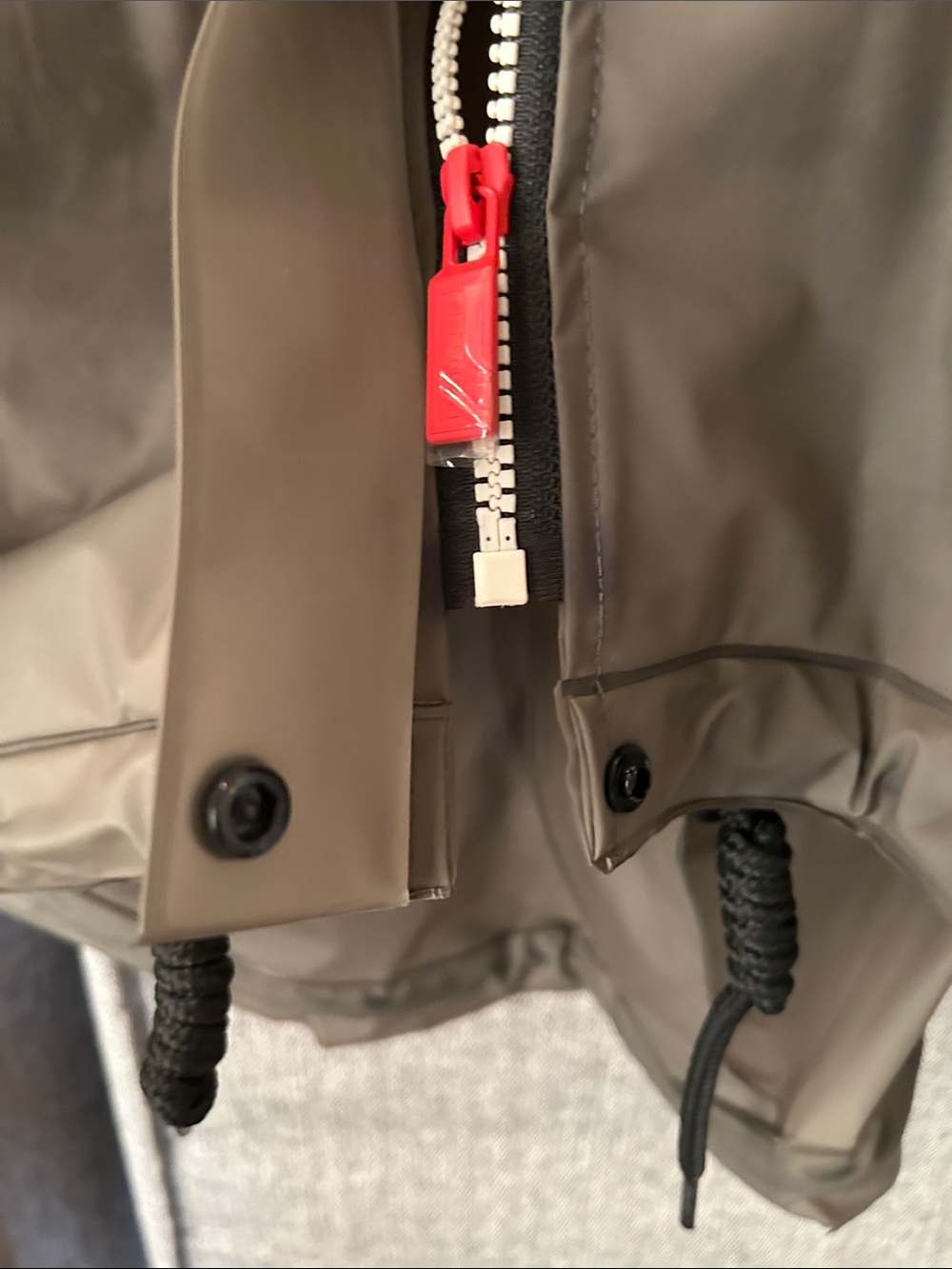 Hunter Women's 
 Olive Raincoat with Hood - Picture 8 of 11
